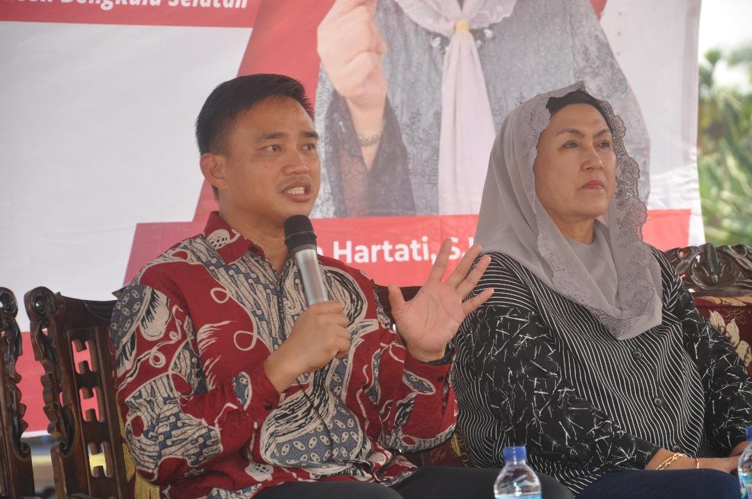 Plt Kepala BKKBN Bengkulu, Iqbal Apriansyah didampingi anggota Komisi IX DPR-RI dapil Bengkulu, Elva Hartati menyampaikan materi pada acara sosialisasi penurunan stunting di Kabupaten Bengkulu Selatan dengan menyasar pasangan usia subur dan remaja.(Foto HB/Idris)