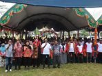 Anggota Komisi IX DPR-RI dapil Bengkulu, Elva Hartati foto bersama masyarakat dan pejabat dilingkup Pemkab Mukomuko usia menggelar sosialisasi stunting di wilayah berbatasan antara Provinsi Bengkulu dengan Provinsi Sumatera Barat, akhir pekan lalu.(Foto/Ist)