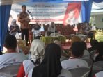 Plt Kepala BKKBN Bengkulu, Iqba Apriansyah menyampaikan materi sosialisasi stunting di Kampung KB Bumi Ayu, Kecamatan Selebar, Kota Bengkulu. Acara sosialiasi ini dihadiri anggota Komisi IX DPR-RI, Elva Hartati.(Foto HB/Idris)
