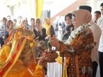 Tari Sekapur Siri Derta Rohidin Derta Rohidin sebagai Bunda Literasi disambut tari adat sekapur sirih saat datang ke SMA Negeri 3 Kota Bengkulu untuk membuka pameran seni rupa di sekolah tersebut.(Foto/Ist)