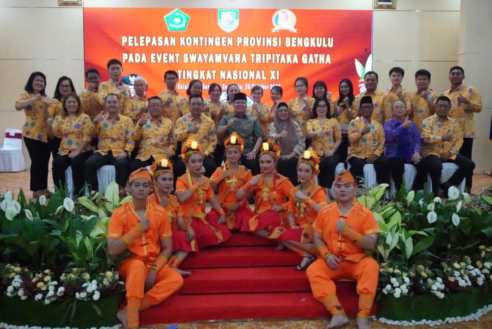 Gubernur Bengkulu, Rohidin Mersyah foto bersama kontingen Swayamvara Tripitaka Gatha (STG) XI Tahun 2023 Bengkulu, yang berlaga di Magelang, Jateng pada 1-5 November mendatang.(Foto/Ist)