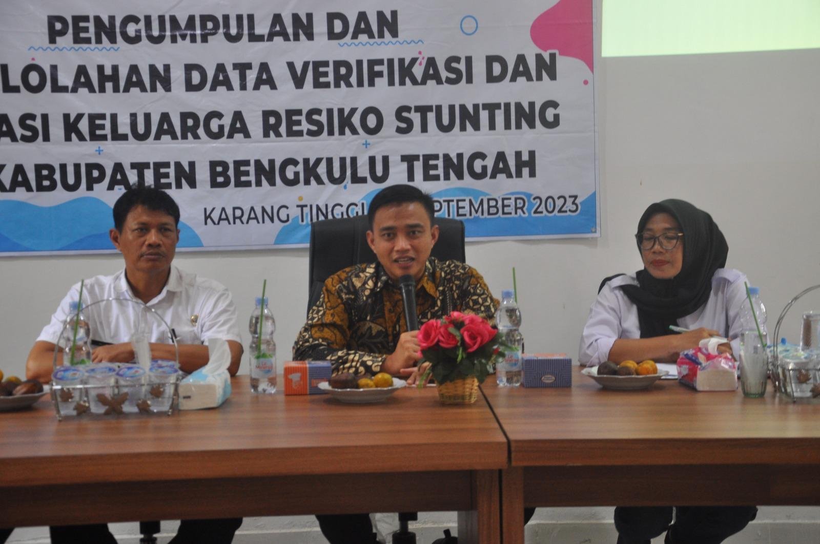 Verifikasi Data Stunting Plt Kepala BKKBN Bengkulu, Iqbal Apriansyah (tengah) saat memberikan sambutan pada acara warshop pengumpulan dan pengelolaan data verifikasi dan validasi keluarga berisiko stunting di Kabupaten Bengkulu Tengah.(Foto HB/Idris)