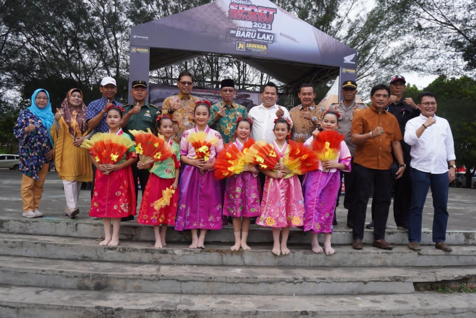 Pj Sekdaprov Bengkulu, Nandar Munadi foto bersama usai membuka pesta kewirausahaan dan UMKM di Stadion Semarak Bengkulu, Kota Bengkulu.(Foto/Ist)
