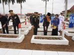 Gubernur Bengkulu, Rohidin Mersyah, Danrem 041 Gamas Bengkulu, Brigjen TNI Rachmad Zulkarnaen, dan Kapolda Bengkulu, Irjen Armed Wijaya melakukan tabur bunga ziara nasional di Taman Makam Pahlawan Balai Buntar, Bengkulu dalam rangka HUT TNI ke-78 tahun 2023.(Foto/Ist)