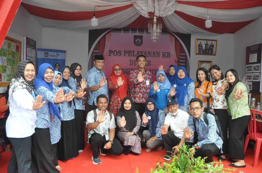 pelayanan kb hut BU Plt Kepala BKKBN Bengkulu, Iqbal Apriansyah foto bersama petugas kesehatan di salah satu puskesmas di Bengkulu Utara setelah mereka melaksanakan baksos KB dalam rangka memeriahkan HUT ke-47 kabupaten tersebut.(Foto HB/Idris)