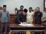 Sekdaprov Bengkulu, Isnan Fajri atas nama Gubernur Bengkulu, Rohidin Mersyah menandatangani berita acara persetujuan APBD 2024 disaksikan Ketua DPRD Provinsi Bengkulu, Iksan Fajri, Waka DPRD, Suharto dan anggota DPRD setempat lainnya.(Foto/Ist)