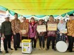 Bantuan Alsintan di Bengkulu Tengah Gubernur Bengkulu, Rohidin Mersyah dan Ketua TPP PKK Provinsi Bengkulu, Derta Rohidin (paling kanan) foto bersama masyarakat usia menyerahkan bantuan Alsintan, alat kesenian dan bedah rumah di Bengkulu Tengah.(Foto/Ist)