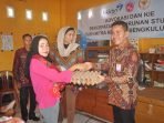 Bantuan Berprotein Stunting Plt Kepala BKKBN Bengkulu, Edy Sofyan menyerahkan bantuan makanan berprotein kepada salah seorang keluarga berisiko stunting pada acara sosialisasi penurunan stunting di Desa Muara Payang, Kecamatan Siginim, Bengkulu Selatan.(Foto HB/Idris)