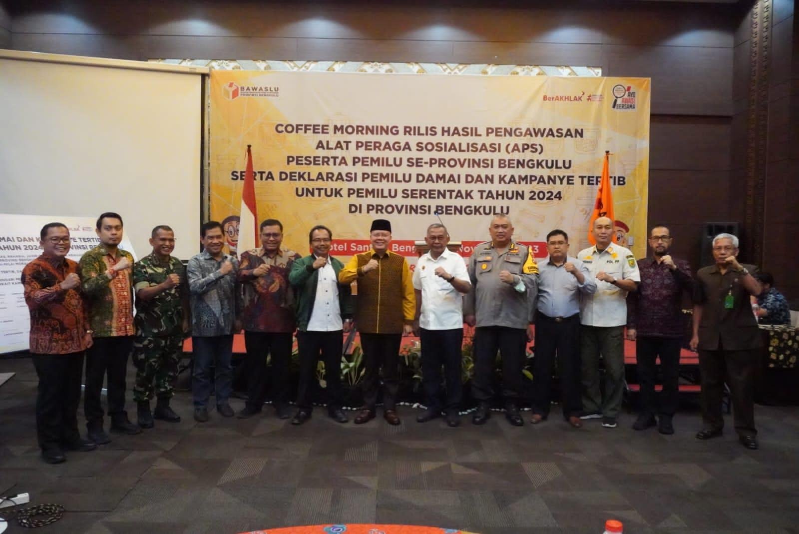 Gubernur Bengkulu, Rohidin Mersyah foto bersama anggota KPU, Bawaslu dan pihak-pihak terkait dalam pelaksanaan Pemilu 2024 pada acara deklarasi pemilu damai.(Foto/Ist)