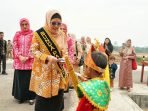Bunda PAUD Bengkulu, Derta Rohidin menyambangi anak seorang anak TK sebelum mengukuhkan Bunda PAUD Kabupaten Tengah, Dian RA, di rumah dinas bupati setempat.(Foto/Ist)