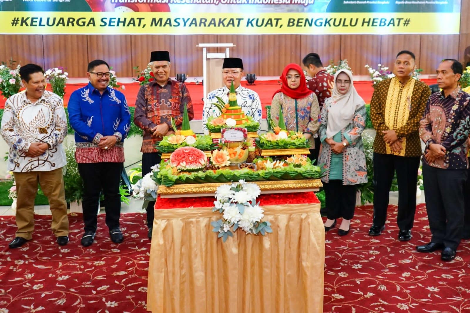 Gubernur Bengkulu, Rohidin Mersyah didampingi Wabup Lebong, Farurozi, Penjabat Wali Kota Bengkulu, Arif Gunadi, Bupati Rejang Lebong,Samsul Effendi dan para pejabat lain memotong tumpeng pada puncak Hari Kesehatan Nasional (HKN) 2023 di Balai Raya Semarak, Bengkulu.(Foto/Ist)