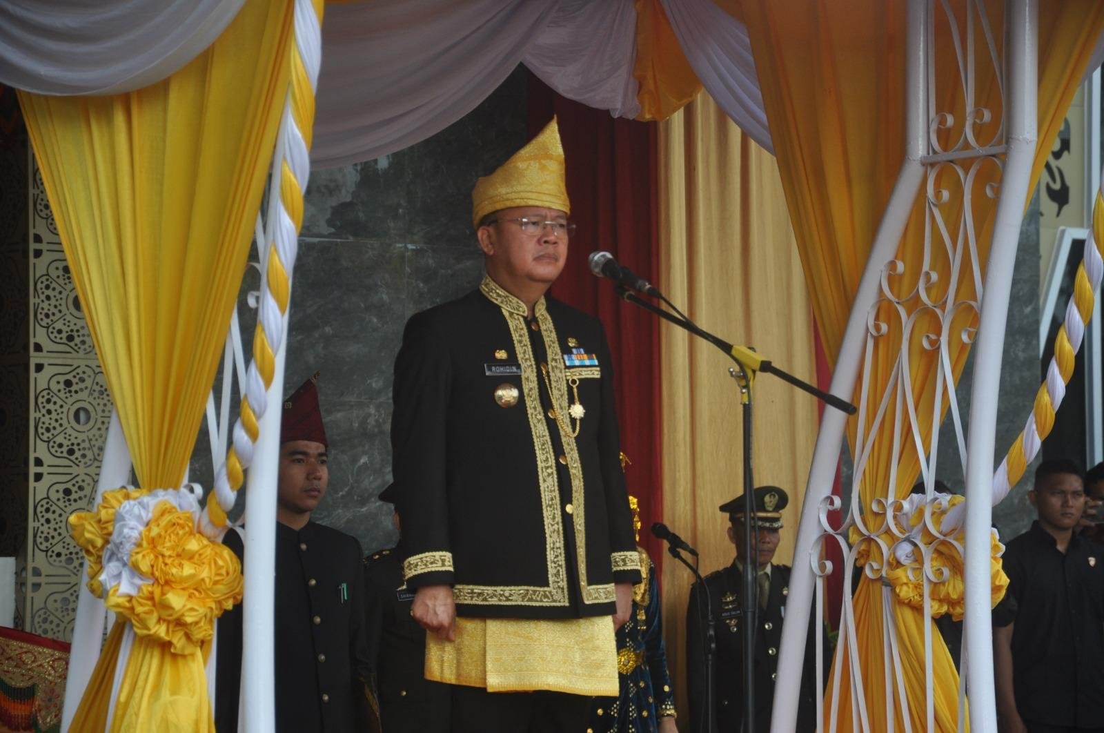 Gubernur Bengkulu, Rohidin Mersyah saat menjadi pembina upacara HUT Provinsi Bengkulu ke-55 Tahun 2023 di halaman Kantor Gubernur Bengkulu, Sabtu 18 November 2023.(Foto HB/Idris)