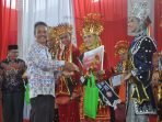 Asisten III Pemkab Bengkulu Utara, Agus Haryanto menyalami para pemenang lomba Genre tahun 2023 yang dilaksanakan pemkab setempat awal pekan ini.(Foto HB/Idris)