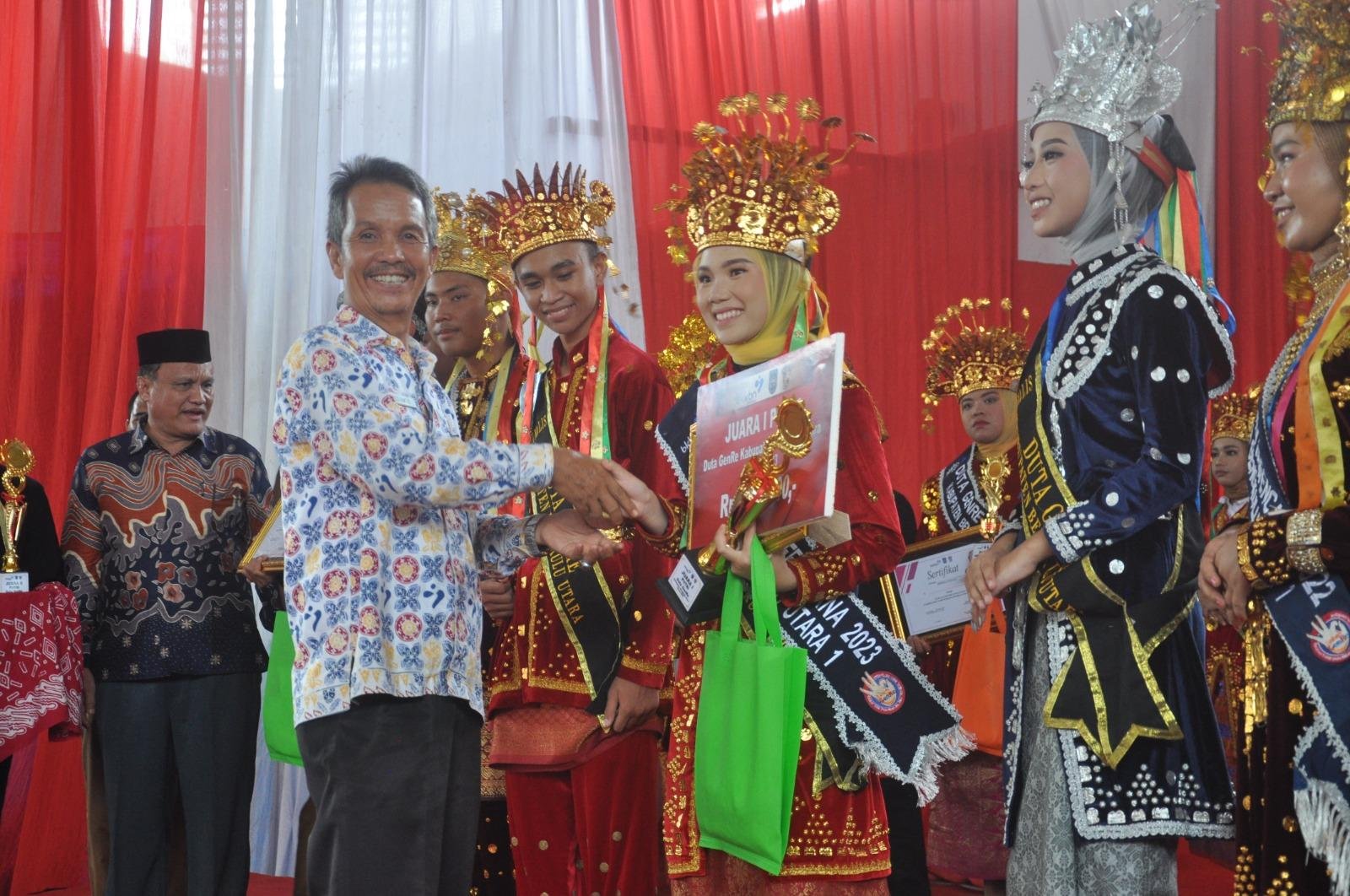 ASisten III Pemkab Bengkulu Utara,Agus Haryanto Asisten III Pemkab Bengkulu Utara, Agus Haryanto menyalami para pemenang lomba Genre tahun 2023 yang dilaksanakan pemkab setempat awal pekan ini.(Foto HB/Idris)