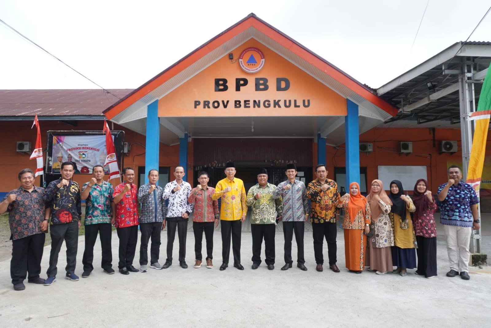 Sekdaprov Bengkulu, Insan Fajri (delapan dari kanan) foto bersama pejabat dan ASN di lingkup BPBD Bengkulu, usai memimpin apel bersama sebagai upaya pembinaan kinerja para pejabat dan ASN di instansi tersebut.(Foto/Ist)