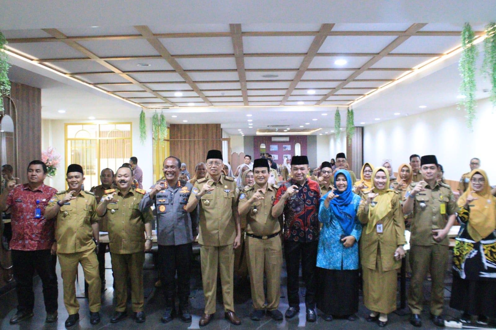Isnan Fajri TKPJM Bengkulu Sekdaprov Bengkulu, Isnan Fajri foto bersama usai membuka rapar koordinasi Tim Pengarah Kesehatan Jiwa Masyarakat (TPKJM) Provinsi Bengkulu. Tim beranggotakan sejumlah dinas teknis terkait dalam mengatasi masyarakat mengalami gangguan jiwa atau mental.(Foto/Ist)