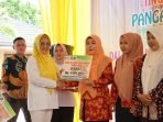 Ketua TP PKK Provinsi Bengkulu, Derta Rohidin menyerahkan hadiah lomba kreasi cipta rasa tingkat Bengkulu tahun 2023.(Foto/Ist)