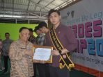 Deputi KSPK BKKBN, Novian Andusti menyerahkan piagam penghargaan kepada salah seorang anggota GenRE pada acara Heroes Camp GenRE 2023 di Kota Bengkulu.(Foto HB/Idris)