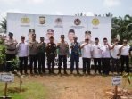 Kapolda Bengkulu, Irjen Pol Armed Wijaya foto bersama usai melakukan penanam sebanyak 3.000 batang tanaman buah-buahan di lokasi Markas Brimobda Bengkulu pada aksi penanaman serentak se-Indonesia dipimpin Kapolres Jendral Pol Sigit Sulistyo.(Foto/Ist)