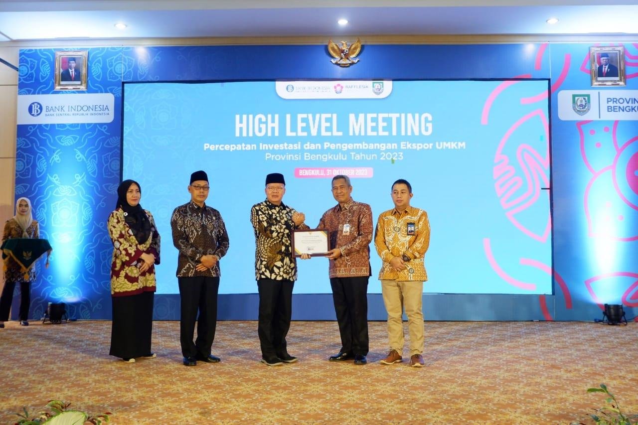 Lauching wibsite Raflesia Bengkulu Gubernur Bengkulu, Rohidin Mersyah dan Kepala Perwakilan Bank Indoesia Bengkulu, Darjana melauching wibsite Rafflesia sebagai media informasoi investasi Bengkulu.(Foto/Ist)