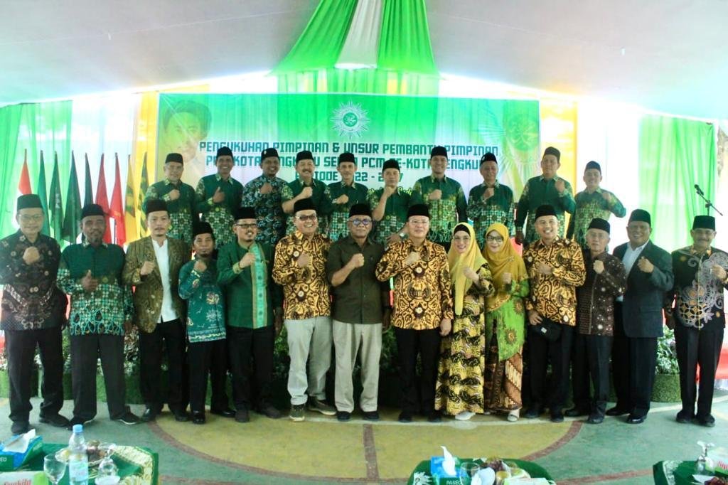 Gubernur Bengkulu, Rohidin Mersyah didampingi Ketua TP PKK Provinsi Bengkulu, Derta Rohidin foto bersama usai menghadiri pengukuhan Pimpinan dan unsur pembantu Pimpinan Pengurus Daerah Muhammadiyah (PDM) Kota Bengkulù, serta PCM se-Kota Bengkulu.(Foto/Ist)