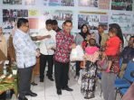 Pj Wali Kota dan Plt BKKBN Plt Kepala BKKBN Bengkulu, Edi Sofyan disaksikan Penjabat Wali Kota Bengkulu, Arif Gunadi menyerahkan bantuan bahan makanan kepada salah satu keluarga berisiko stunting di Kota Bengkulu.(Foto HB/Idris)