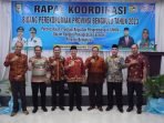 Rakor Ekonomi Bengkulu Asisten II Pemprov Bengkulu, RA Deny (keempat dari kiri) foto bersama usai membuka rakor perekonomian Provinsi Bengkulu tahun 2023. Rakor diikuti para Kepala Bappeda dan Dinas Koperasi UKM kabupaten dan kota se-Provinsi Bengkulu.(Foto/Ist)