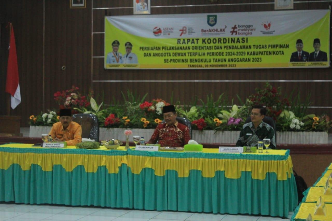 Asisten II Pemprov Bengkulu, RA Deny didampingi Kepala BPSDM Bengkulu, Sumarno (paling kiri) memimpin rapat koordinasi persiapan orientasi anggota DPRD kabupaten dan kota masa bakti 2024-2029 se-Bengkulu.(Foto/Ist)