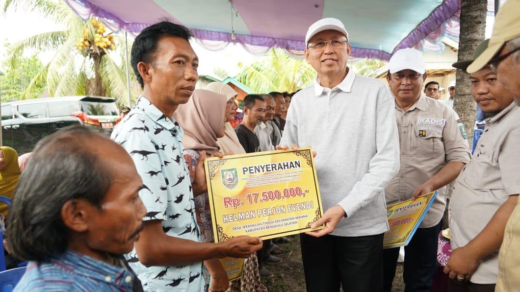 Sekdaprov Bengkulu, Isnan Fajri menyerahkan bantuan sosial kepada warga Bengkulu.(Foto/Ist)