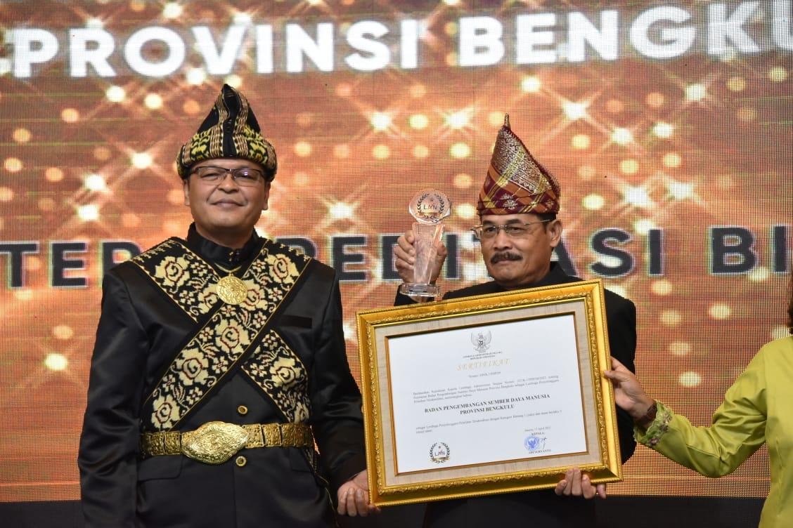 Kepala BPSDM Provinsi Bengkulu, Soemarno (kanan) menerima sertifikat penghargaan pelatihaan kelembagaan dan sertifikat program pelatihan Latsar CPNS predikat B dari Lembaga Administrasi Negara (LAN).(Foto/Ist)
