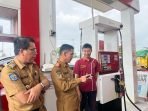 Kepala Dinas Perhubungan Bengkulu, Bambang Agus Supriadi dan Pertamina melakukan sidak ke beberapa SPBU di Kota Bengkulu untuk mencari solusi mengatasi antrean panjang kendaraan truk dan pribadi di SPBU untuk mendapatkan BBM subsidi, khususnya solar di daerah ini.(Foto/Ist)
