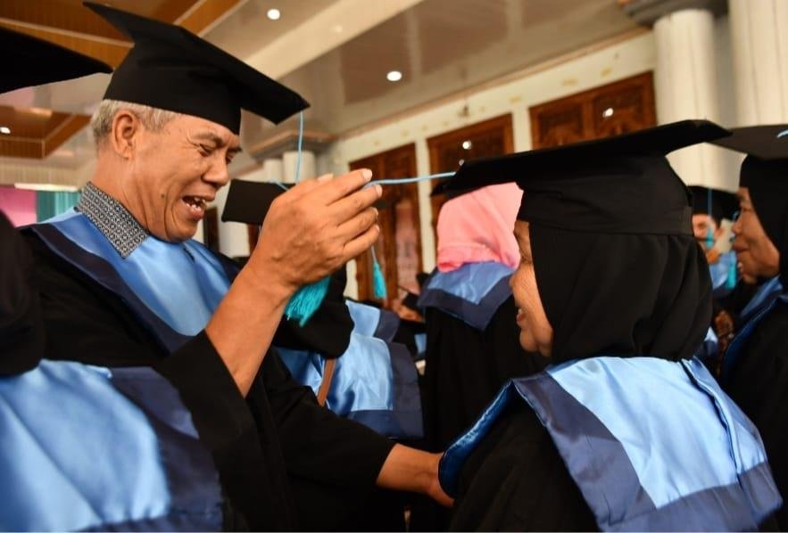 Wisuda Lansia Rejang Lebong Bupati Rejang Lebong, Syamsul Effendi mewisuda sebanyak 74 orang siswa lanjut usia (Lansia) dari dua sekolah lasia tanggu yang ada di daerah ini. Pendiria sekolah lansia ini untuk mengantisipasi meningkatnya jumlah warga lansia akibat meningkat usia harapan hidup.(Foto HB/Idris)