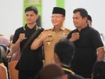 Gubernur Bengkulu, Rohidin Mersyah mengukuhkan sebanyak 220 orang agen kewaspadaan dini tingkat desa dan kelurahan di Kabupaten Bengkulu Utara. Tampak Gubernur Rohidin foto bersama dua orang agen kewaspadaan dini usai mereka dikukuhkan.(Foto/Ist)