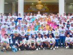 Gubernur Bengkulu, Rohidin Mersyah foto bersama usai melantik Kepengurusan Alumni SMA Negeri 3 Bengkulu Selatan.(Foto/Ist)