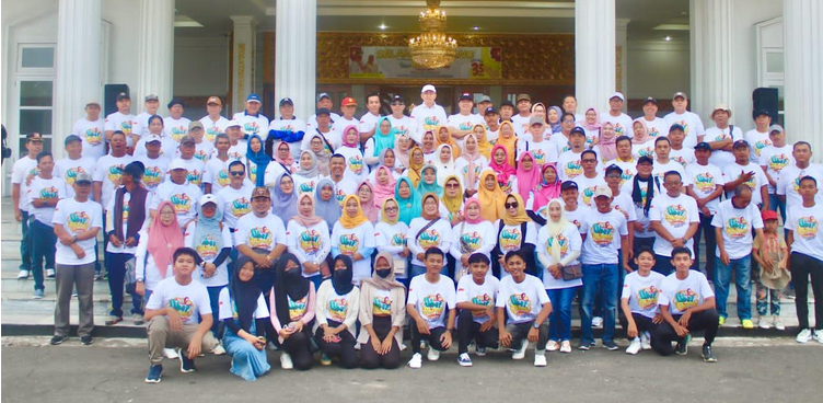 Gubernur Bengkulu, Rohidin Mersyah foto bersama usai melantik Kepengurusan Alumni SMA Negeri 3 Bengkulu Selatan.(Foto/Ist)