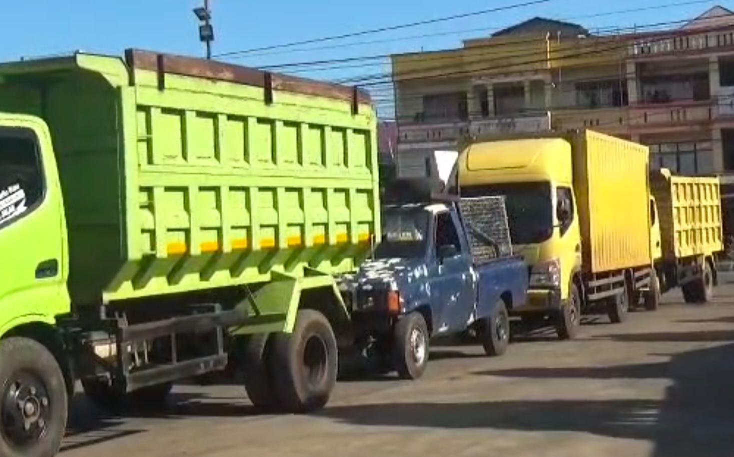 Sudah menjadi pemandangan setiap hari antrean kendaraan mengeluar di SPBU dalam Kota Bengkulu dan daerah lainnya di Bengkulu, untuk membeli BBM subsidi jenis pertalite dan solar. Hal ini menyebabkan arus lalu lintas kendaraan di sekitar SPBU bersangkutan mengalami kemacetan.(Foto/Ist)