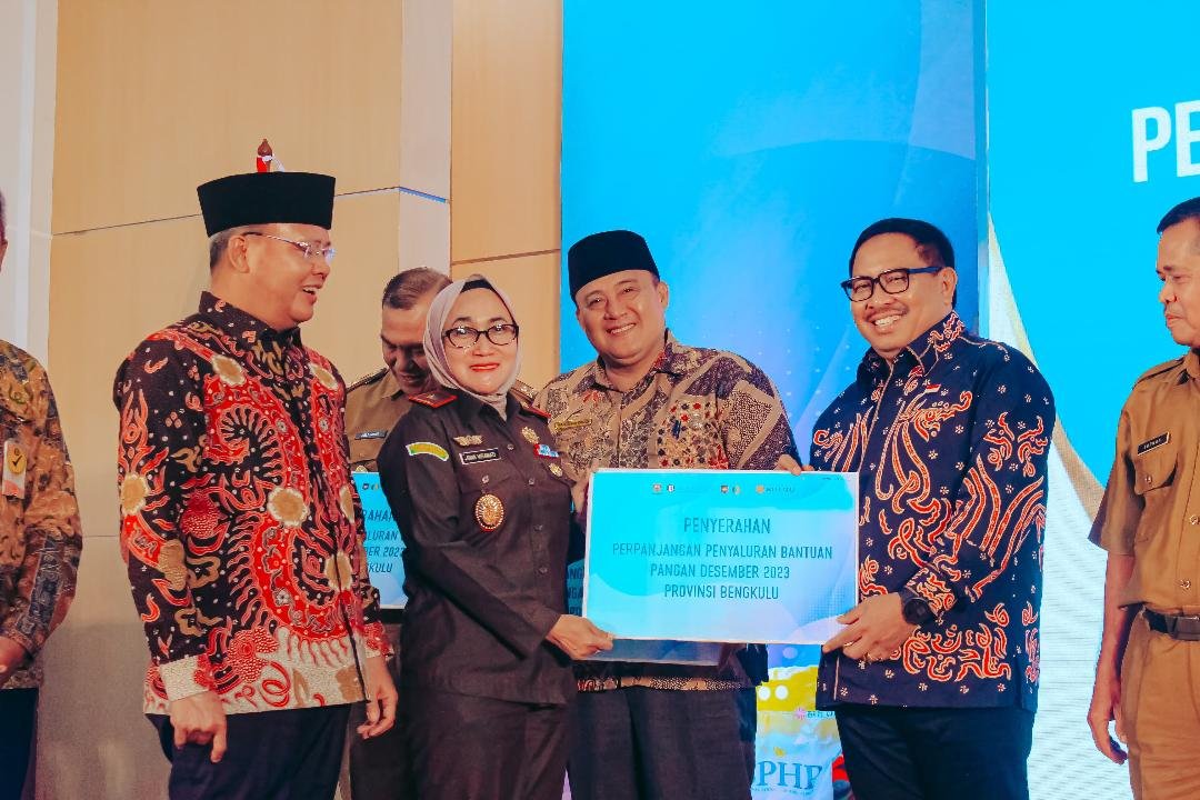 Gubernur Bengkulu, Rohidin Mersyah dan Kepala Kejati Bengkulu, menyerahkan bantuan pangan kepada Penjabat Wali Kota Bengkulu, Arif Gunadi disela-sela rakor pengendalian inflasi daerah.(Foto/Ist)