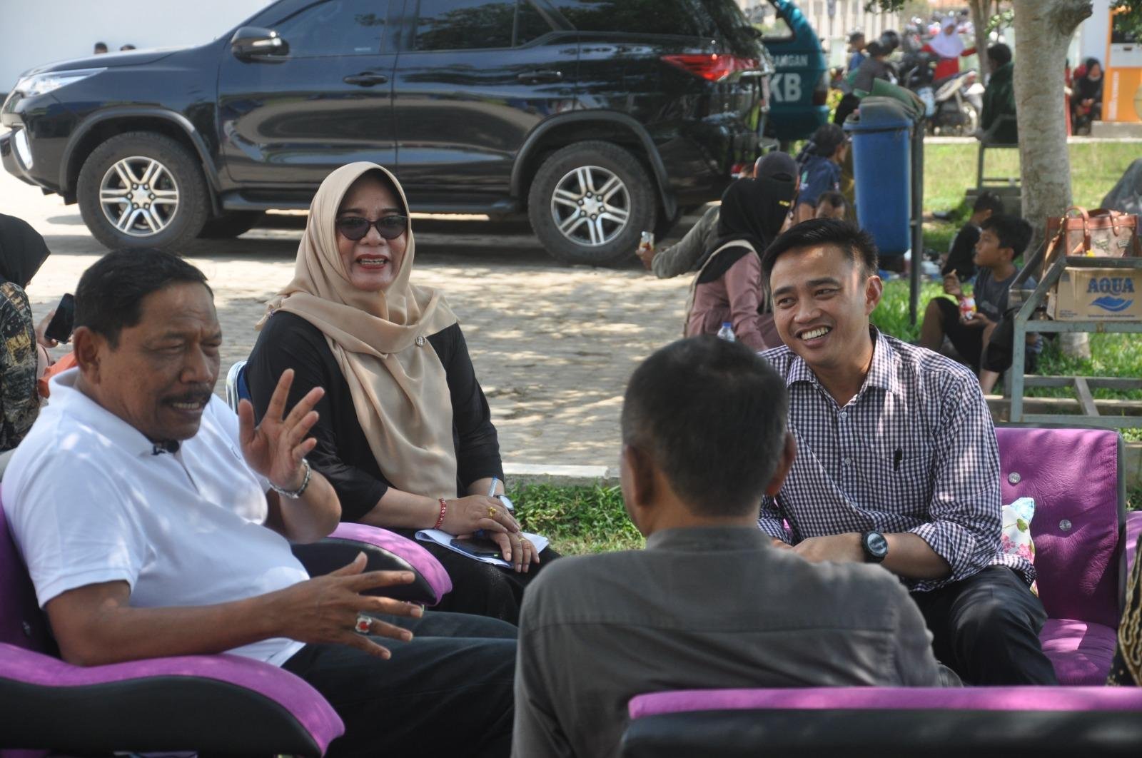 Bupati Bengkulu Utara, Mian (baju kaos putih) dan Plt Kepala BKKBN Bengkulu, Iqbal Apriansyah tengah diskusi dengan tim media center BKKBN Pusat saat berkunjung ke Bengkulu Utara, pekan lalu.(Foto HB/Idris)