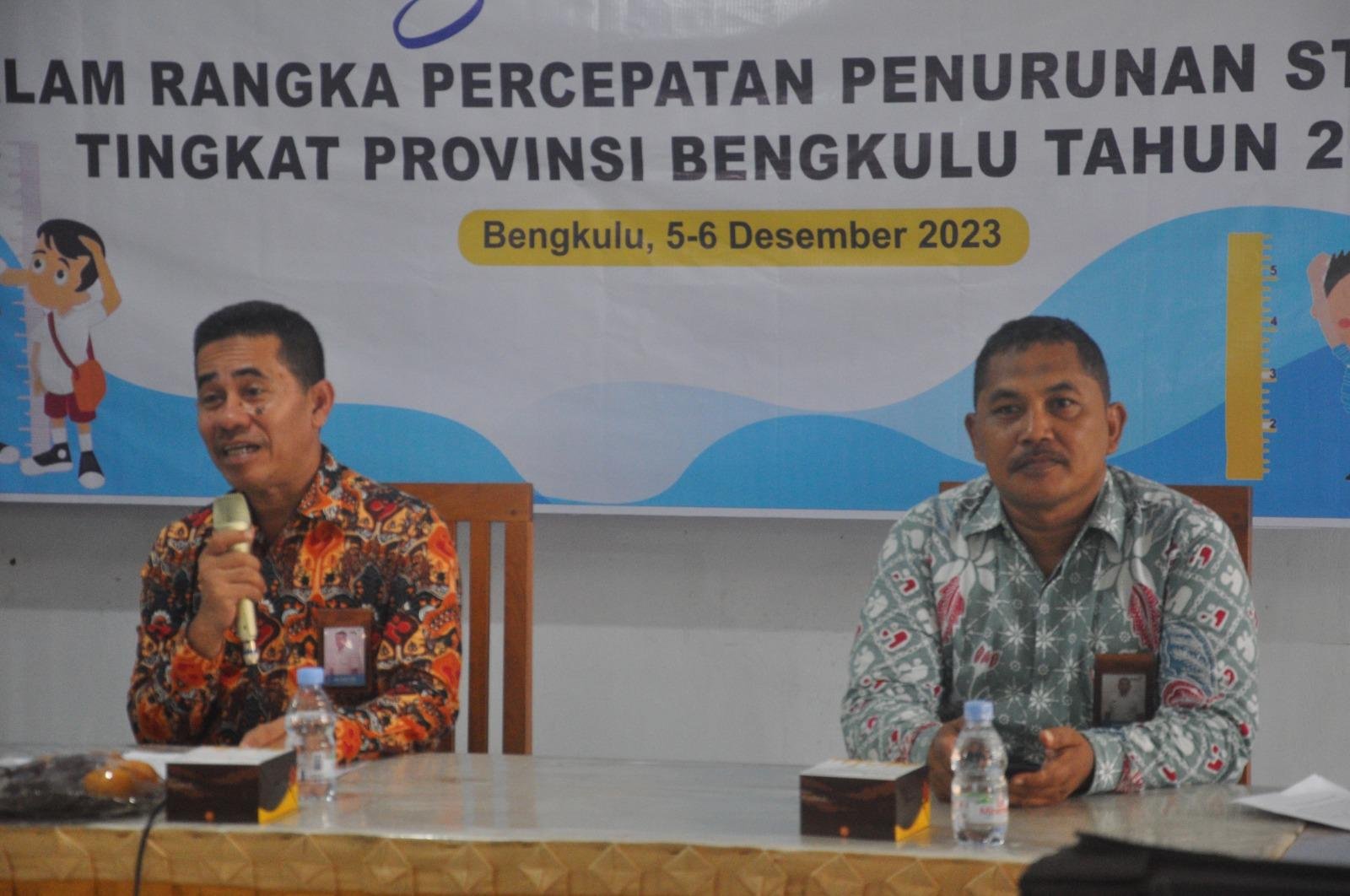 Plh Kepala BKKBN Bengkulu, Edi Sofyan (kiri) memberikan sambutan pada acara internalisasi pengusuhan balita sebagai upaya pencegahan stunting di Provinsi Bengkulu.(Foto HB/Idris)