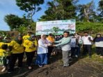 KAGAMA TANAM 1 KAGAMA Pengda Bengkulu bekerja sama dengan BPDSD Ketahun menggelar aksi penanaman serentak di kawasan hutan lindung Bukit Daun Register 5, Kecamatan Tabah Penanjung, Bengkulu Tengah. Kegiatan ini dilaksanakan dalam rangka memperingati Dies Natalis Universitas Gadjah Mada (UGM) ke-74 tahun 2023.(Foto/BPDAS Ketahun)