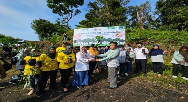 KAGAMA Pengda Bengkulu bekerja sama dengan BPDSD Ketahun menggelar aksi penanaman serentak di kawasan hutan lindung Bukit Daun Register 5, Kecamatan Tabah Penanjung, Bengkulu Tengah. Kegiatan ini dilaksanakan dalam rangka memperingati Dies Natalis Universitas Gadjah Mada (UGM) ke-74 tahun 2023.(Foto/BPDAS Ketahun)