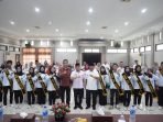 Asisten I Pemprov Bengkulu, Khairil Anwar didampingi Kepala DP3AP2KB Bengkulu, Eri Yulian Hidayat foto bersama usai mengukuhkan Forum Anak Bengkulu sebagai duta lingkungan sekolah fan kampus guna mencegah kekerasan terhadap anak dan perempuan.(Foto/Ist)