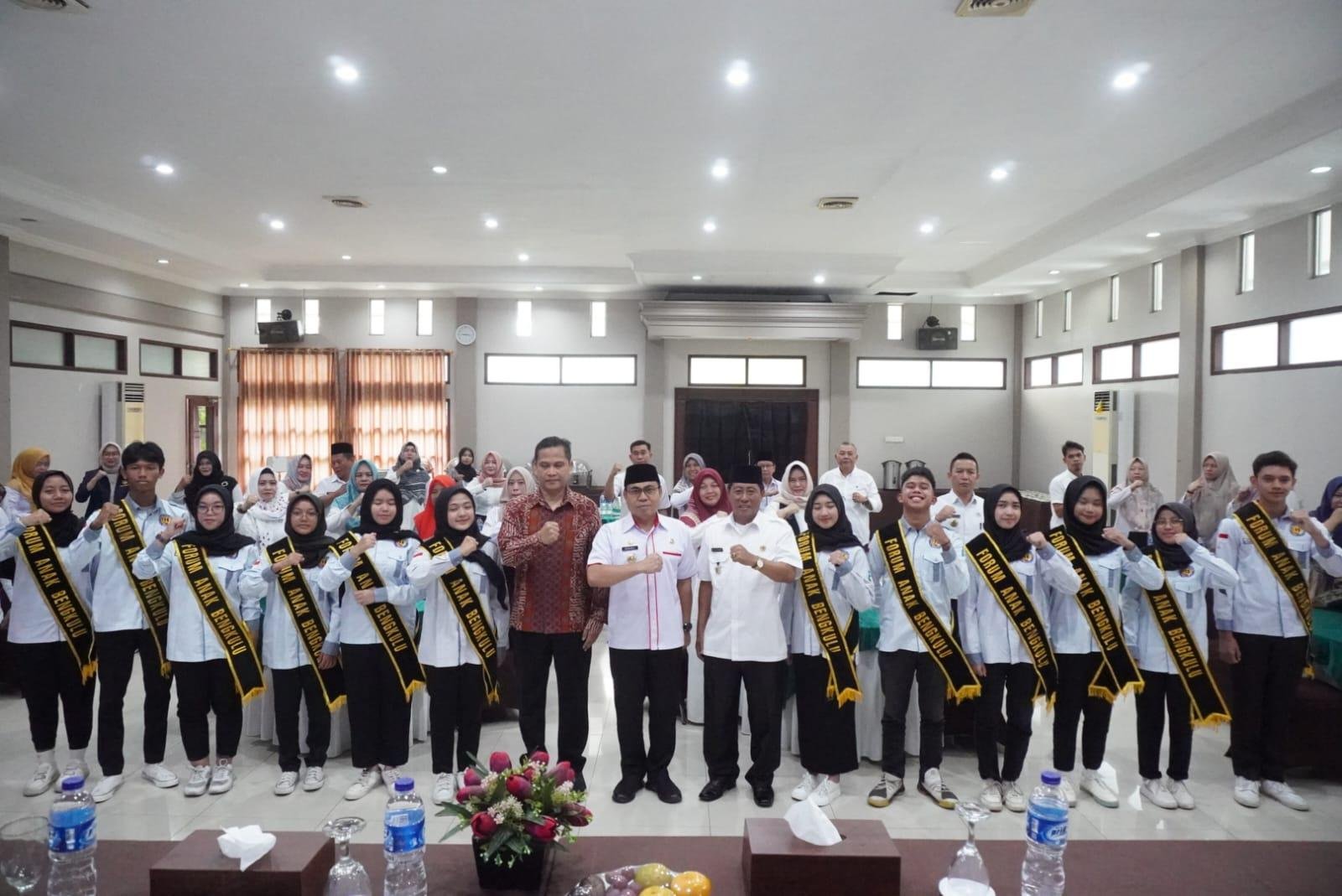 Asisten I Pemprov Bengkulu, Khairil Anwar didampingi Kepala DP3AP2KB Bengkulu, Eri Yulian Hidayat foto bersama usai mengukuhkan Forum Anak Bengkulu sebagai duta lingkungan sekolah fan kampus guna mencegah kekerasan terhadap anak dan perempuan.(Foto/Ist)