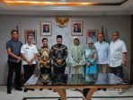 Kerja Sama UMKM Globar Gubernur Bengkulu, Rohidin Mersyah didampingi Kadis Sosial, Iskandar ZO foto bersama dengan Direktur PT RIK usai melakukan penandatangan naskah kerja sama dalam pemasaran produk UMKM Bengkulu.(Foto/Ist)