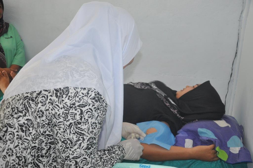 Perwakilan BKKBN Bengkulu memberikan pelayanan KB gratis dalam rangka bakti sosial Peringatan Hari Ibu (HPI) tahun 2023 di Provinsi Bengkulu.(Foto HB/Idris)