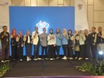 Plh Kepala BKKBN Bengkulu, Edi Sofyan foto bersama anggota PIK Remaja pada acara pentas Genre Award 2023.(Foto HB/Idris)