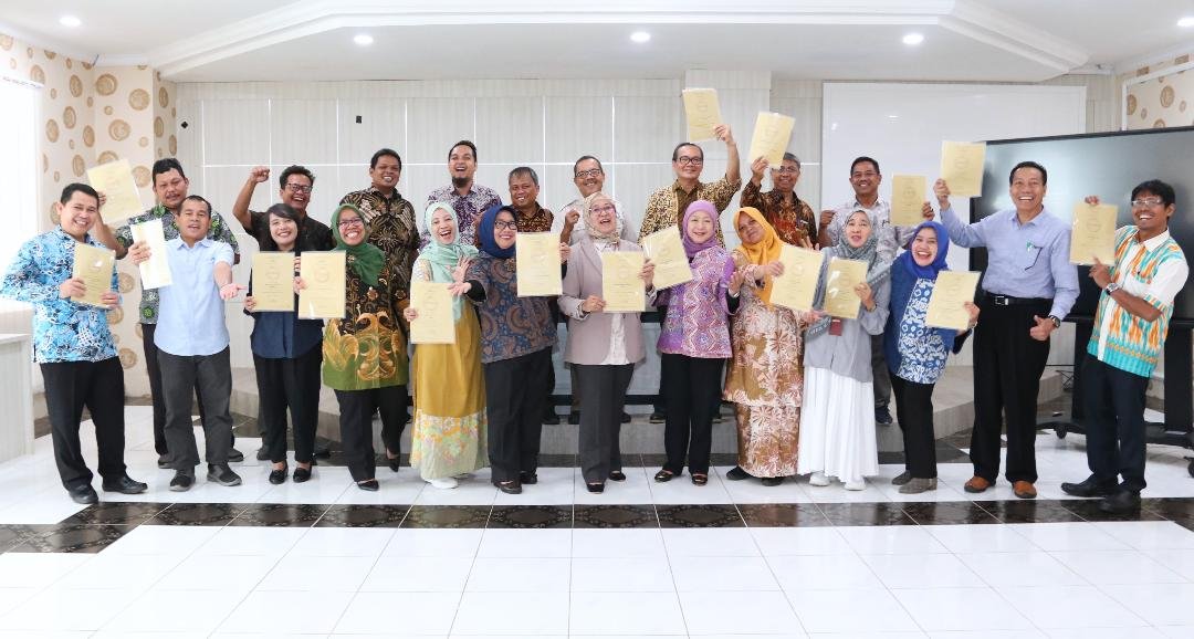 Sejumlah petinggi di Universitas Bengkulu (Unib) foto bersama sambil memegang sertifikat internasional ACQUIN usia mengikuti rapat pimpinan yang dipimpin langsung Rektor Unib, Retno Agustina Ekaputri.(Foto/Humas Unib)
