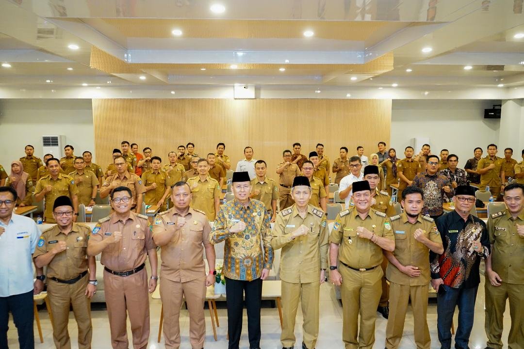 Sekdaprov Bengkulu, Isnan Fajri foto bersama sejumlah Kepala OPD dilingkup Pemprov Bengkulu dan wakil dari instansi terkait, usai membuka rapat koordinasi dana bagi hasil perkebunan sawit tahun 2023.(Foto/Ist)