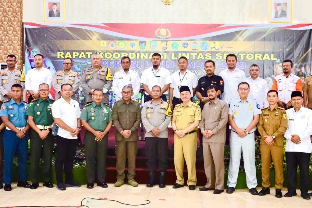 Rakor Pengamanan Natura di Bengkulu Asisten II Pemprov Bengkulu RA Denni dan Wakapolda Bengkulu, Brigjen Pol Agus Salim foto bersama pihak terkait pada rakor sektoral operasi Lilin 2023 dalam rangka menghadapi Natura bertempat di Mapolda Bengkulu.(Foto/Ist)