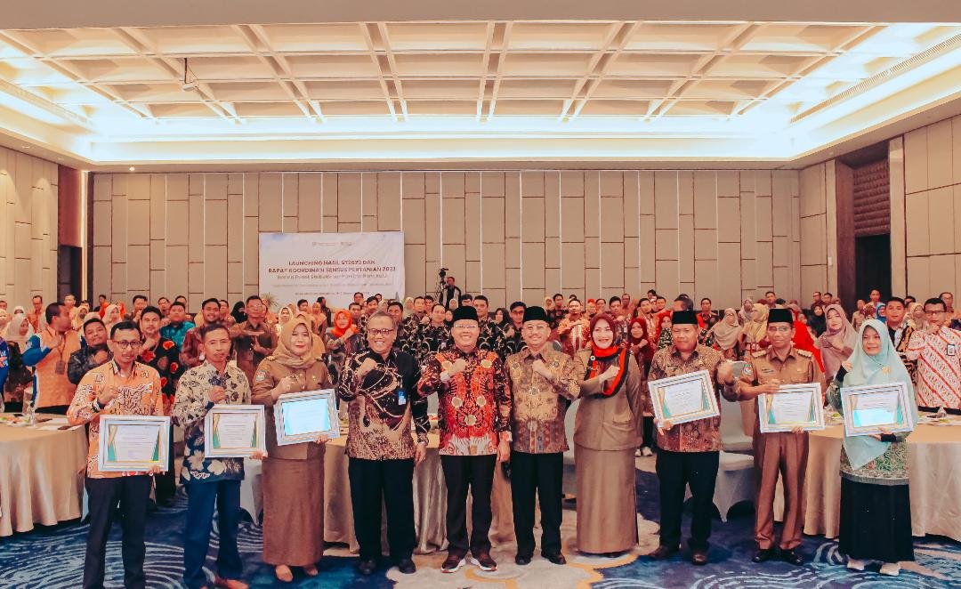 Gubernur Bengkulu, Rohidin Mersyah foto bersama Kepala BPS Bengkulu, Win Rizal dan sejumlah Kepala OPD dilingkup Pemprov Bengkulu, usai menghadiri rapat kordinasi Sensus Pertanian 2023.(Foto/Ist)